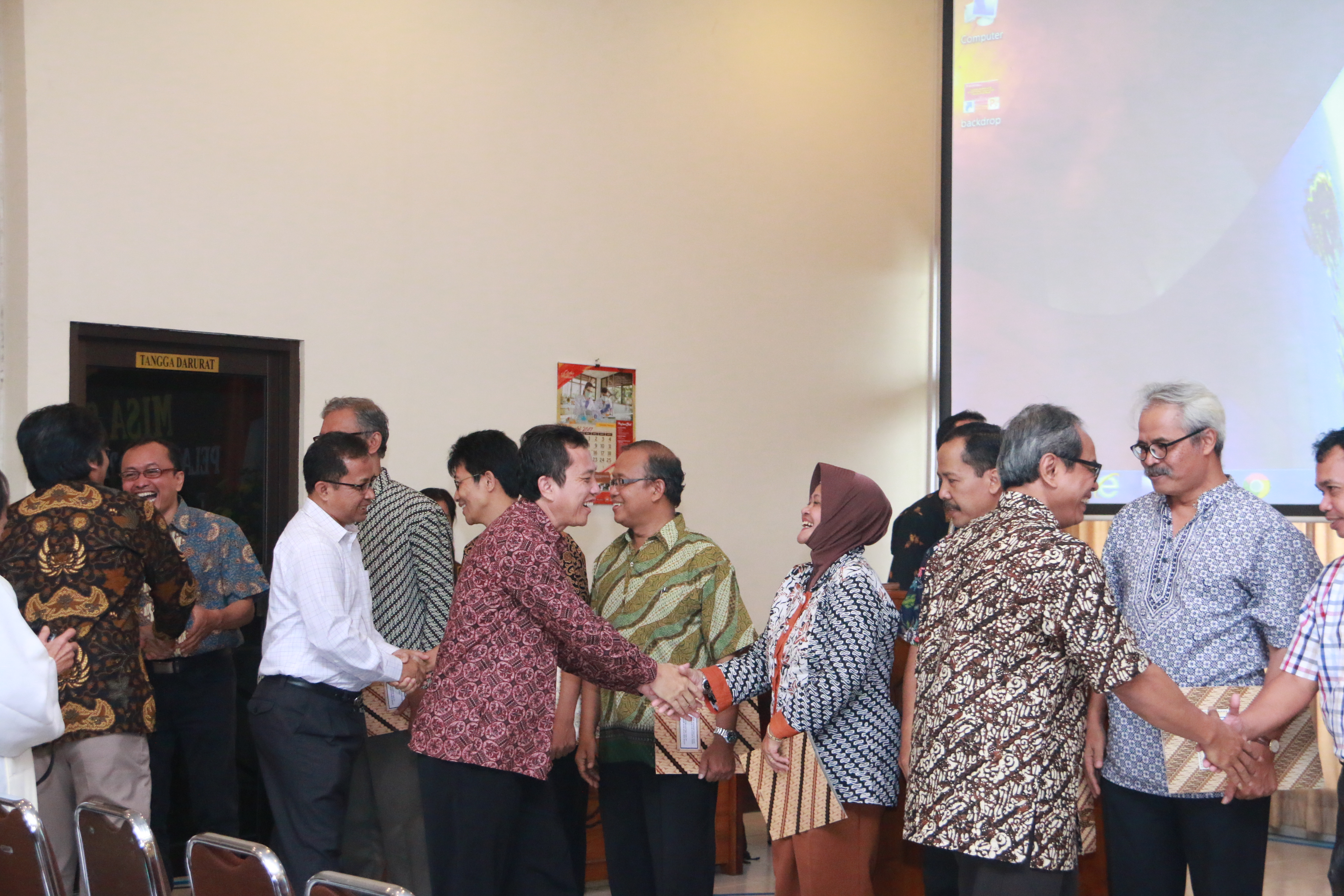 Pemberian ucapan selamat-Dok. Biro<br />
Humas USD | usd.ac.id/fakultas/psikologi
