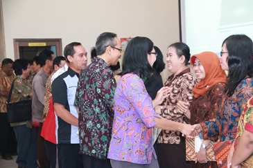 Pemberian ucapan selamat-Dok.Biro<br />
Humas USD | usd.ac.id/fakultas/psikologi