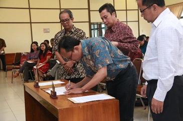 Penandatanganan Janji Jabatan dan<br />
Berita Acara Pelantikan-Dok. Biro<br />
Humas USD | usd.ac.id/fakultas/psikologi