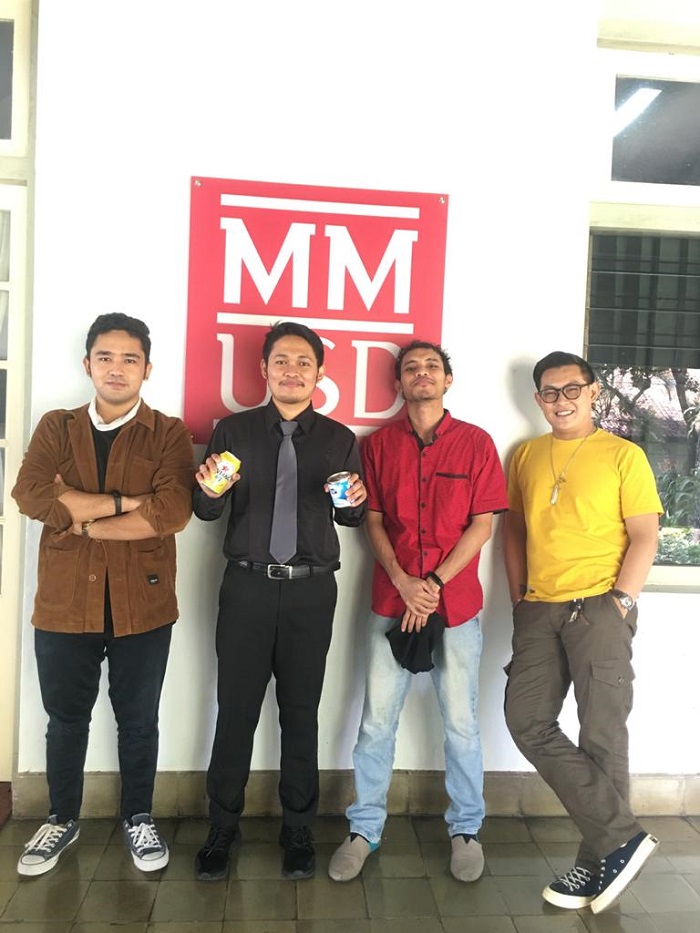 Kris akhirnya lulus tepat waktu
