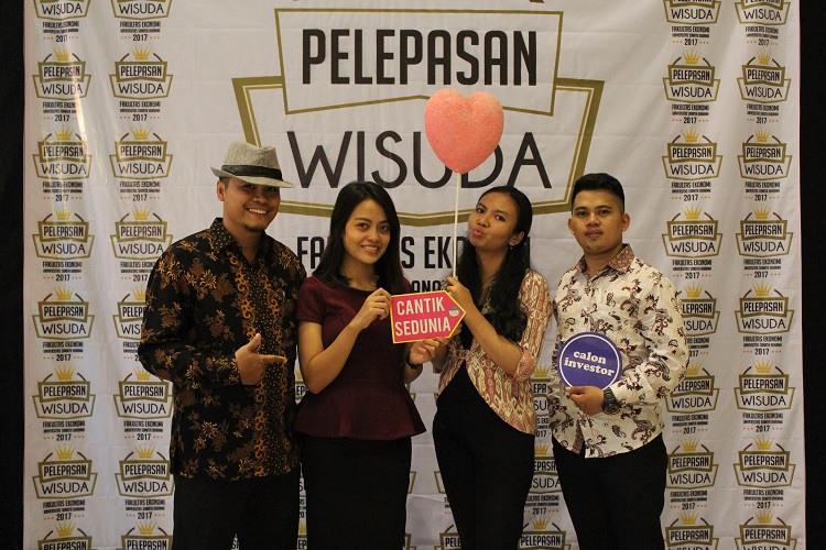 Kebahagiaan meliputi mereka yang telah berhasil menjadi sarjana MM