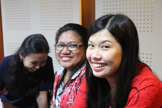 Mbak Vivi sudah bisa tersenyum setelah presentasi bersama Mbak Audra.