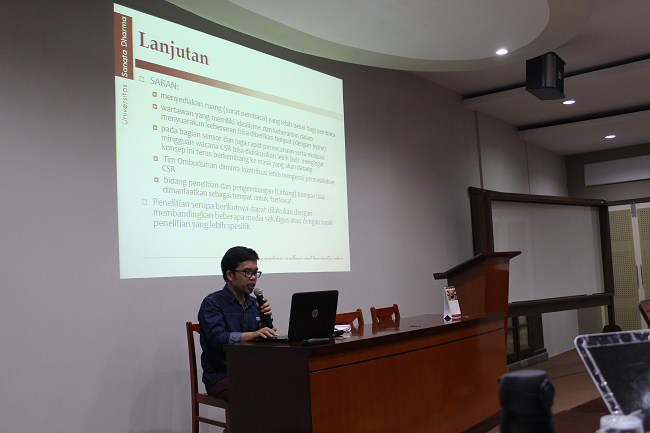 Bang Tapi dengan tenang dan serius memresentasikan hasil penelitiannya