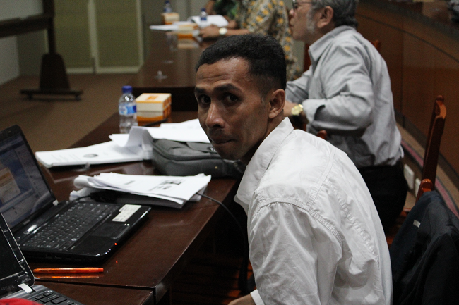 Abang Lukman bersiap untuk presentasi, tetap sadar kamera.