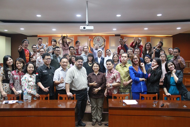 The 1st day with Mr. Satya https://web.usd.ac.id/fakultas/bisnisdanekonomi/mmusd/f1l3/Lectures%20&%20Workshop%20Dr.%20Satya/14.jpg