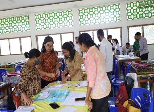 Ibu Fransisca Ditawati Nur Pamenang, S.Pd., M.Sc. memberikan materi pelatihan berjudul &ldquo;Elektrolisis Air&rdquo; pada Sesi 1. 