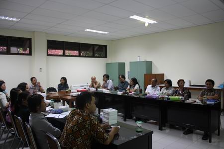 Dosen Menyimak Penjelasan