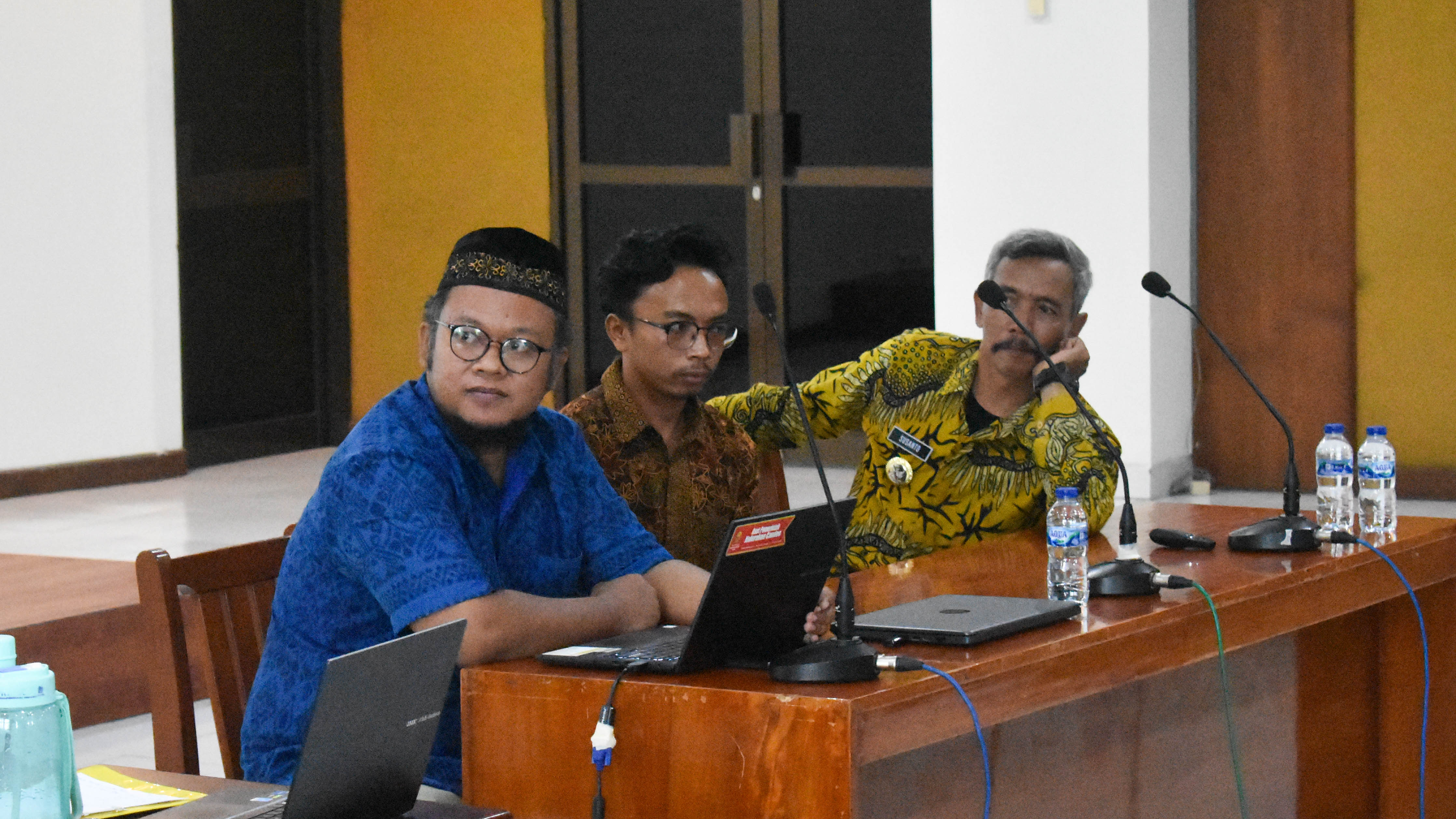 Tiga Perwakilan dari Mitra FST mendengarkan arahan dari moderator