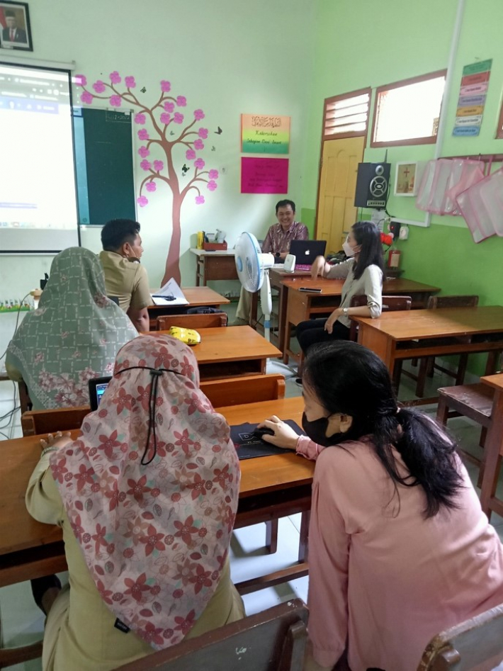 Pelatihan Pembuatan Konten Video Digital untuk Guru SD Pelatihan Pembuatan Konten Video Digital untuk Guru SD