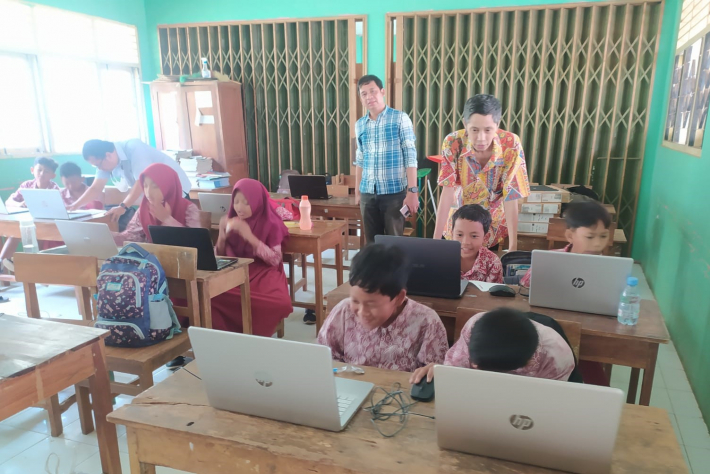 Pelatihan pengerjaan tes berbasis online untuk siswa SD Negeri Sawah Panggang. 