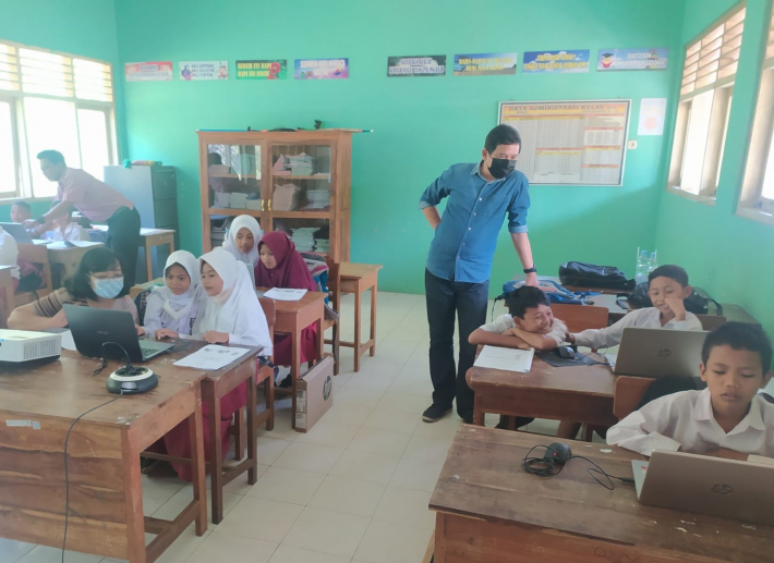 Pengenalan dasar dasar pemrograman menggunakan Scratch Pengenalan dasar dasar pemrograman menggunakan Scratch