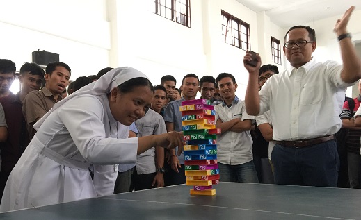 Keseruan salah satu suster dalam bermain Uno Stacko